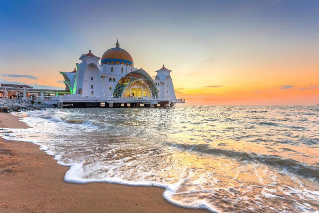 马六甲哈登广场酒店 Malacca 外观 照片 The mosque at sunset