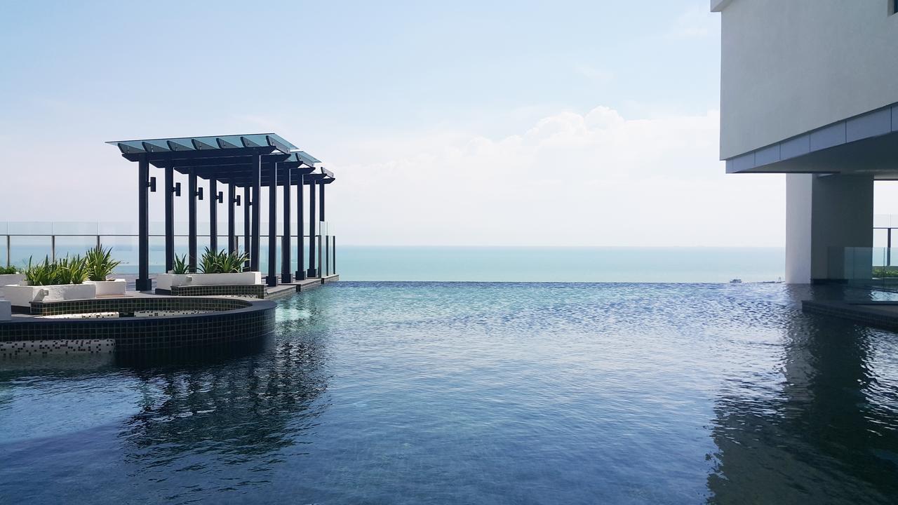 马六甲哈登广场酒店 Malacca 外观 照片 Infinity pool at the 33rd floor of The View